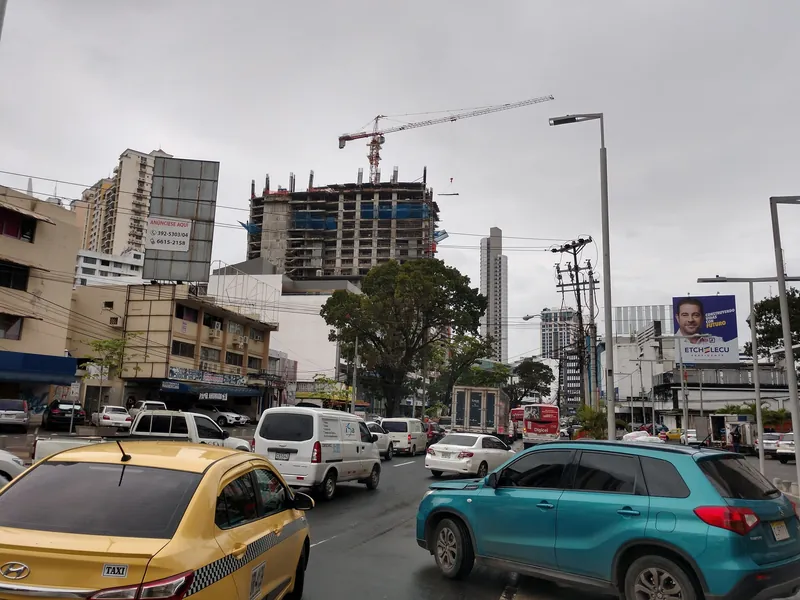 Dichter Verkehr und Hochhausbaustelle an der Vía España in Panama-Stadt (die Vía España gehört zu den am stärksten verstopften Achsen der Stadt)