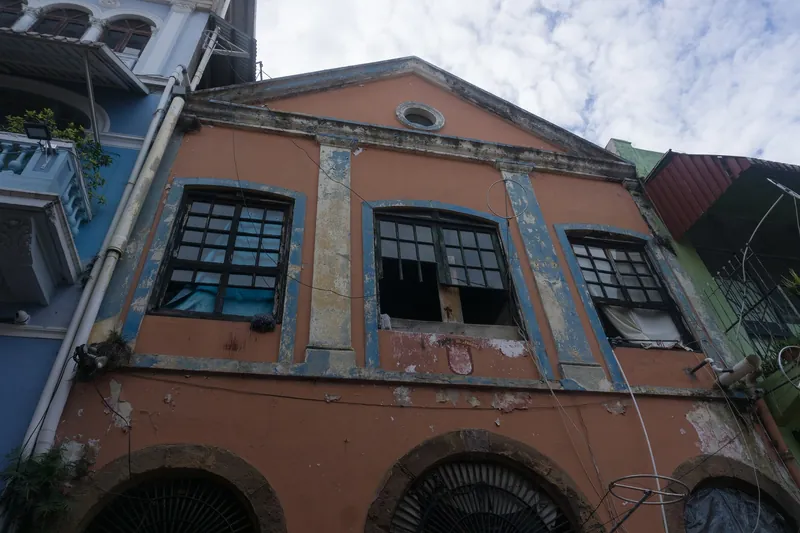 Leerstehendes, verfallenes Kolonialgebäude im Casco Viejo von Panama-Stadt (feuchtwarmes Klima und Leerstand setzen der Bausubstanz zu)