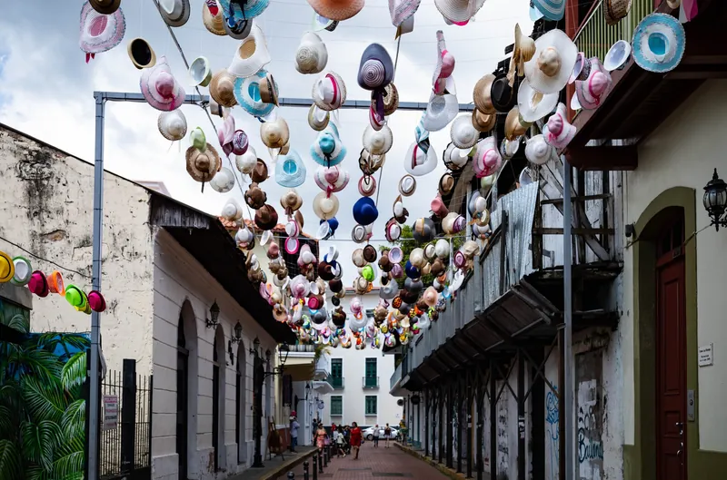 Mit Hüten überspannte Gasse (Calle de los Sombreros) im Altstadtviertel Casco Viejo in Panama-Stadt