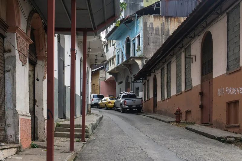 Gasse mit unsanierten Kolonialhäusern im Casco Viejo von Panama-Stadt