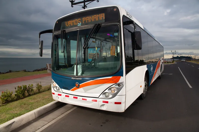 Bus des städtischen Verkehrsbetriebs MiBus an der Küstenstraße in Panama-Stadt