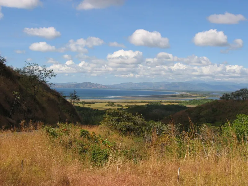 Entwaldete Weidehügel im Distrikt Pedasí mit Blick auf die Pazifikküste (die Halbinsel Azuero ist die am stärksten entwaldete Region Panamas)