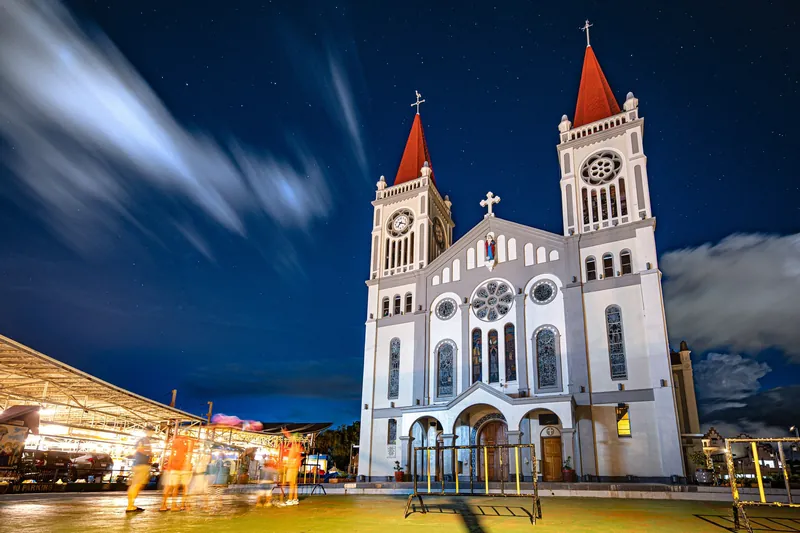 Kathedrale Our Lady of the Atonement auf dem Mount Mary Hill in Baguio City bei Nacht