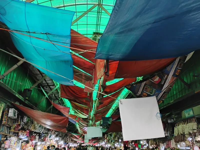 Überdachte Marktgasse mit Planen im Baguio City Public Market