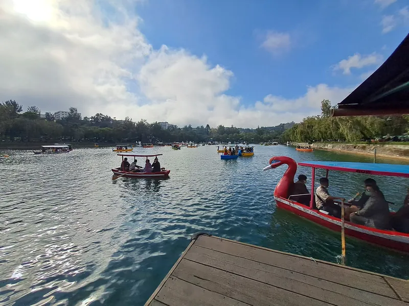Ruderboote auf dem See im Burnham Park in Baguio City