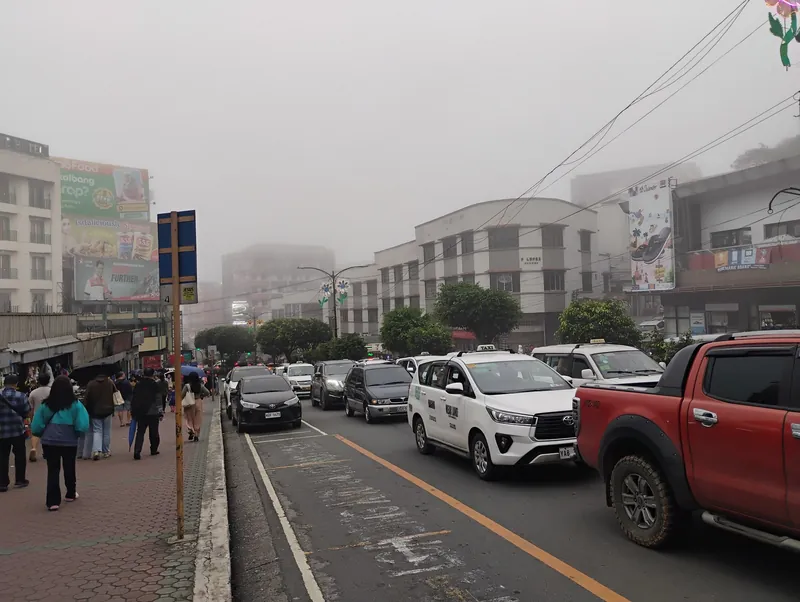 Stockender Verkehr bei dichtem Nebel auf der Session Road in Baguio City (Nebel und Stau sind in der Regenzeit typisch)