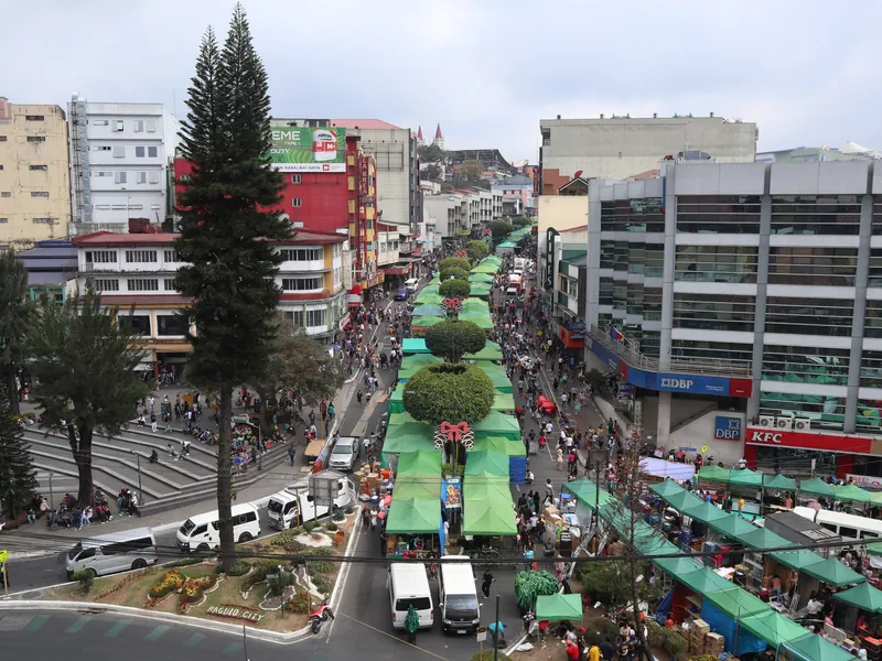 Blick von oben auf die Session Road in Baguio City mit Marktständen auf der gesperrten Fahrbahn