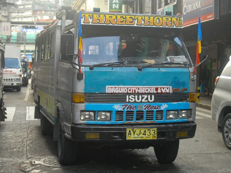Jeepney auf Isuzu-Elf-Basis der Linie Baguio City–Beckel in Baguio City