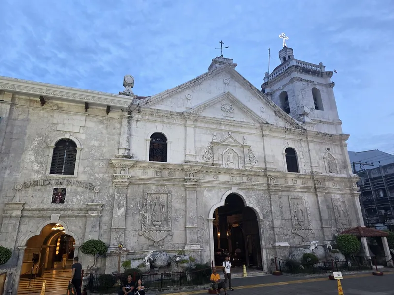 Hauptfassade der Basilica Minore del Santo Niño in Cebu City im Morgengrauen