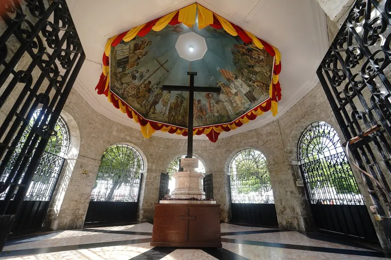 Innenraum des Pavillons über dem Magellan-Kreuz in Cebu City mit Deckengemälde