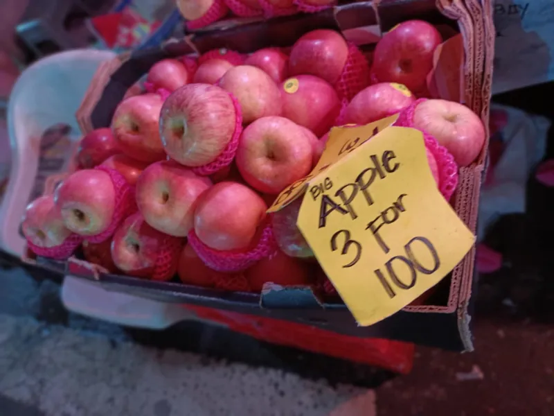 Äpfel mit Preisschild (3 Stück für 100 Pesos) am Carbon Night Market in Cebu City