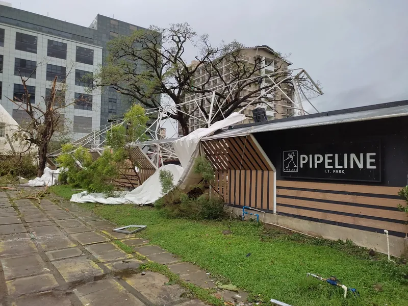 Zerstörte Überdachung und entlaubte Bäume im Cebu IT Park nach Taifun Odette (Rai), Cebu City