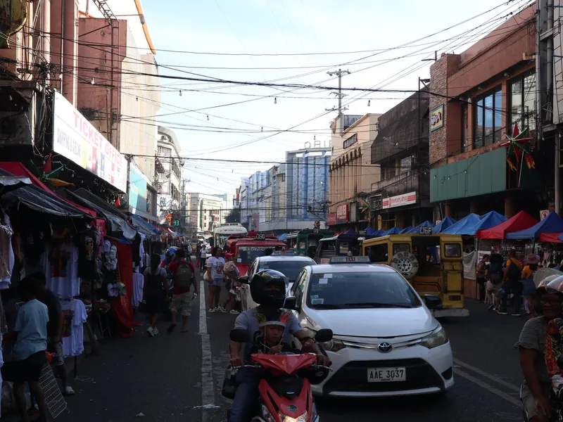Dichter Verkehr aus Autos, Motorrädern und Jeepneys in der Colon Street nahe Legaspi in Cebu City