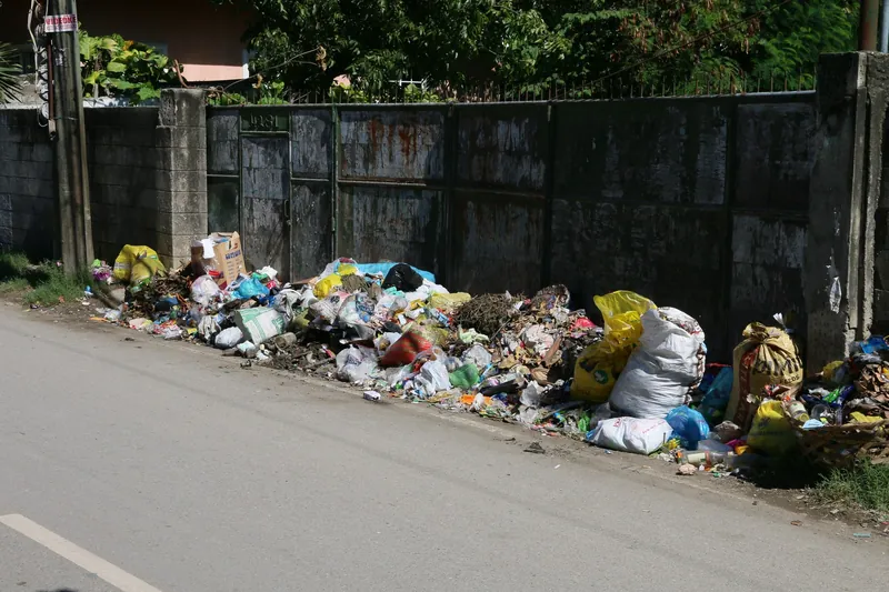 Wilde Müllablagerung am Straßenrand in Talisay City, der südlichen Nachbarstadt von Cebu City