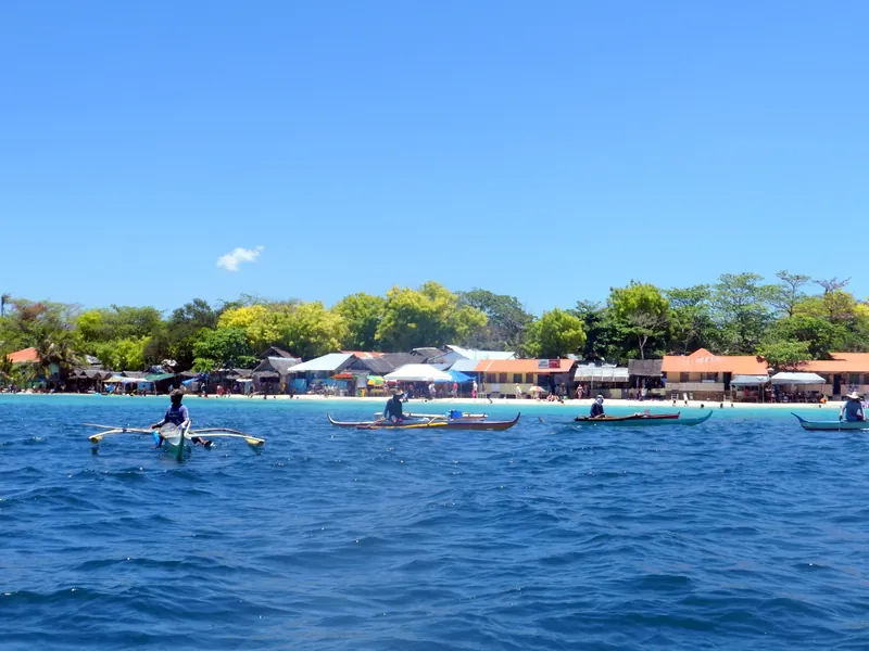 Auslegerboote vor dem Strand von Moalboal an der Westküste der Insel Cebu