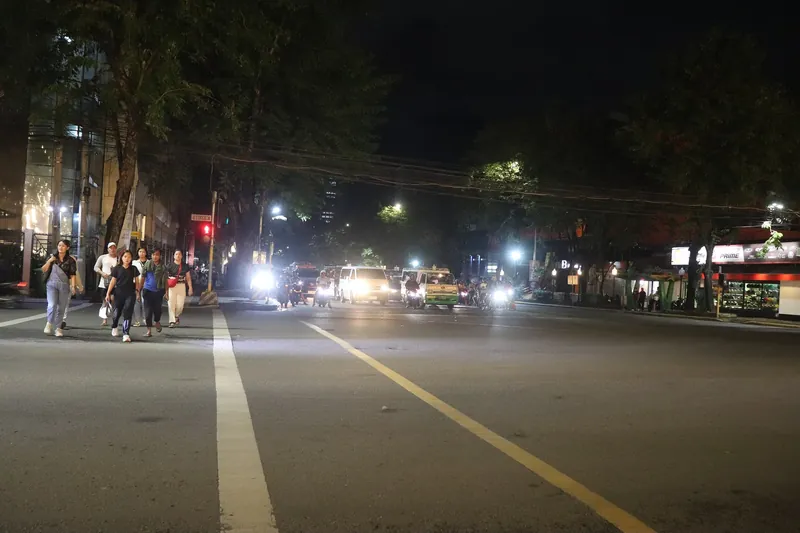 Abendlicher Verkehr und Fußgänger an der Kreuzung Osmeña Boulevard/Escario Street in Cebu City