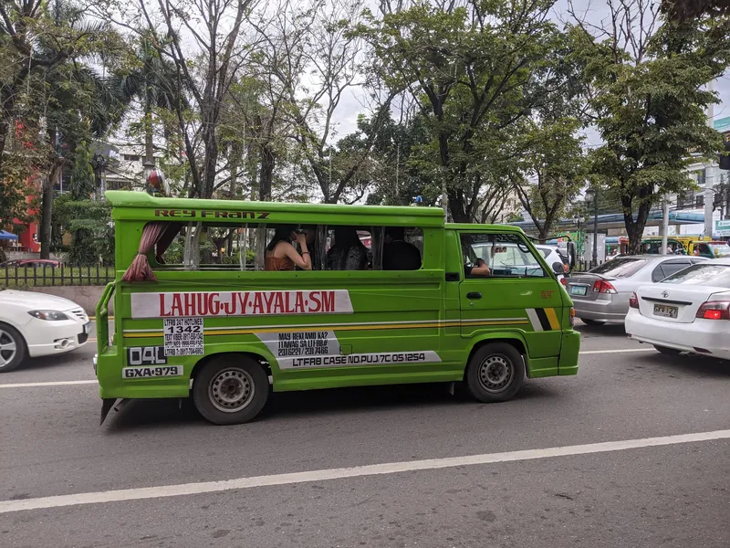Jeepney der Linie 04L (Lahug–JY–Ayala–SM) im Straßenverkehr von Cebu City