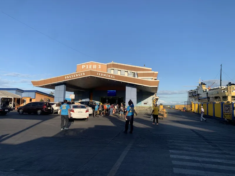 Passagierterminal Pier 1 im Hafen von Cebu City mit Fähre zu den Nachbarinseln