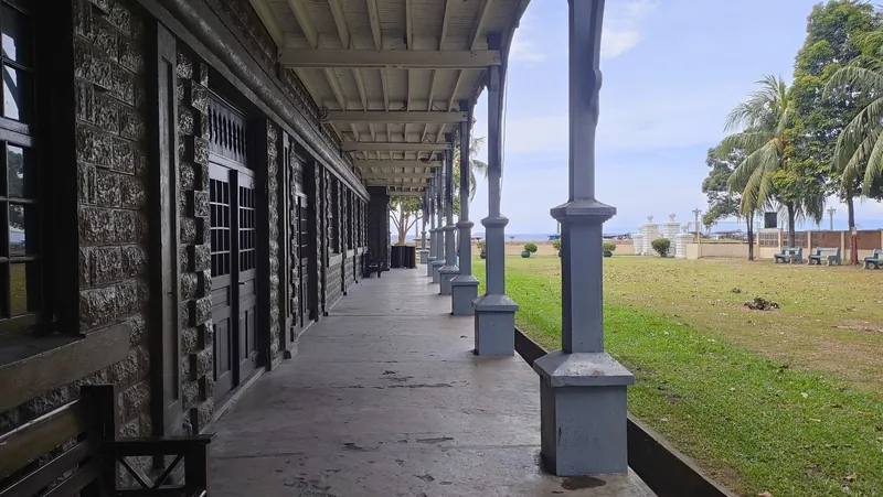 Arkadengang der 1903 erbauten Silliman Hall auf dem Campus der Silliman University in Dumaguete City
