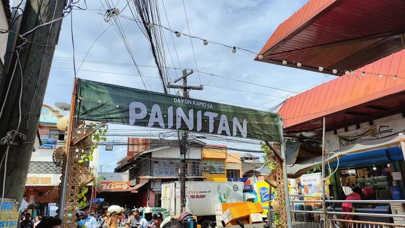 Eingang zur Painitan-Halle mit Garküchen im öffentlichen Markt von Dumaguete City