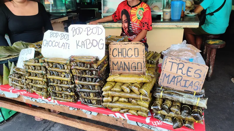 Stand mit Budbod (in Bananenblatt gewickelter Klebreis) auf dem Markt von Dumaguete City