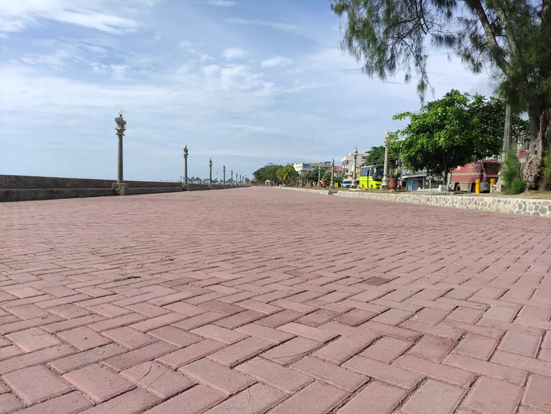 Gepflasterte Uferpromenade Rizal Boulevard am Meer in Dumaguete City