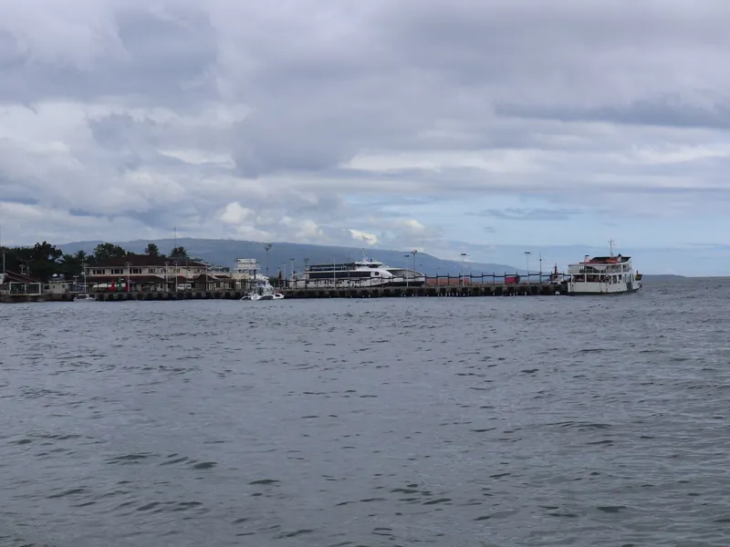 Hafen von Dumaguete mit Fähren nach Siquijor und Cebu, vom Rizal Boulevard aus gesehen