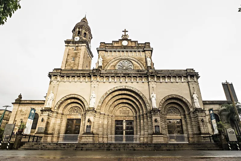 Fassade der Kathedrale von Manila (Minor Basilica of the Immaculate Conception) in Intramuros im Abendlicht