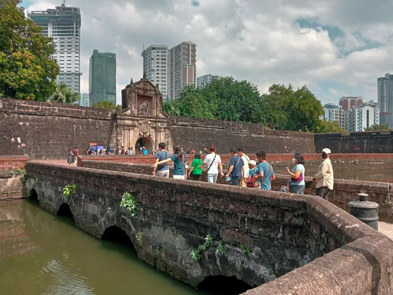 Festung Fort Santiago in Intramuros mit Wassergraben und den Hochhäusern von Manila im Hintergrund
