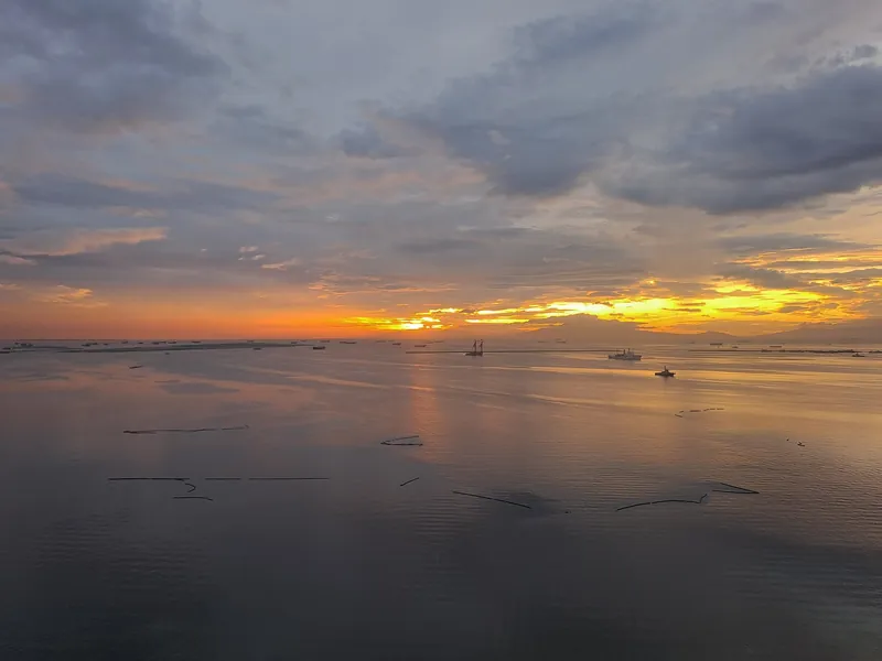 Sonnenuntergang über der Manilabucht, gesehen vom Stadtteil Malate in Manila