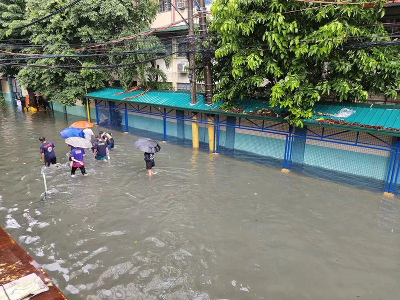 Kniehohes Hochwasser im Stadtteil Quiapo in Manila nach dem Monsun Habagat, verstärkt durch Taifun Carina (Gaemi)