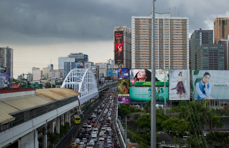 Stau auf der Stadtautobahn EDSA an der Guadalupe-Brücke zwischen Makati und Mandaluyong, Metro Manila