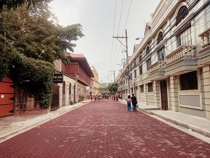 Gepflasterte General Luna Street mit restaurierten Kolonialhäusern in Intramuros, Manila