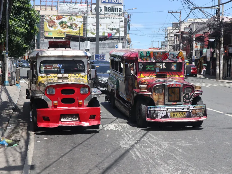 Zwei bemalte Jeepneys an der Old Santa Mesa Street in Manila