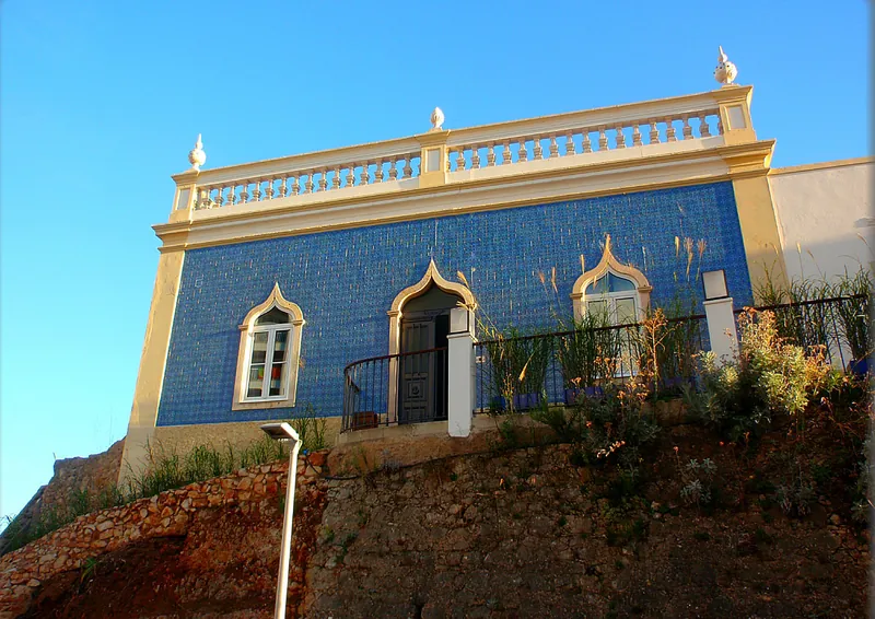 Villa mit blauer Azulejo-Fassade in Praia da Rocha, Portimão