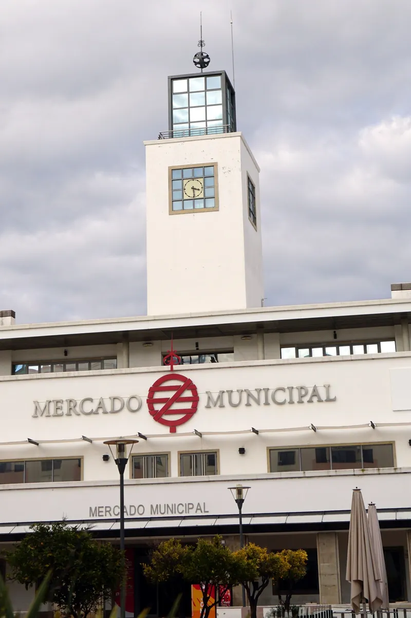 Markthalle Mercado Municipal in Faro mit Uhrturm