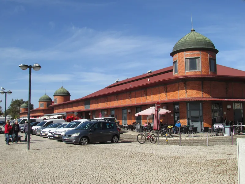 Die beiden Backstein-Markthallen des Mercado Municipal in Olhão an der Ria Formosa