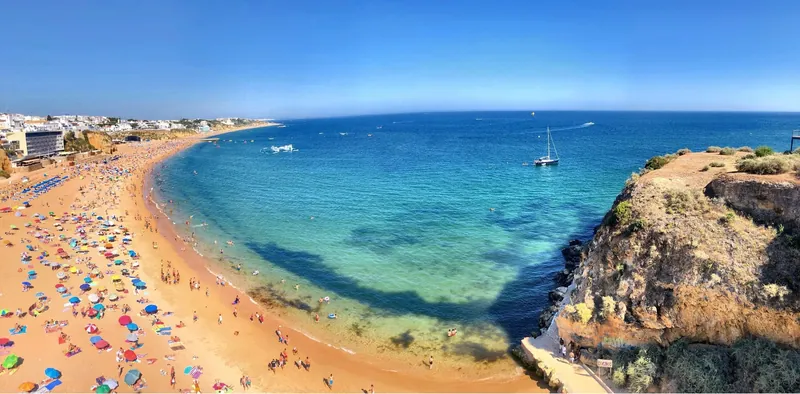 Dicht belegte Stadtstrände Praia do Peneco und Praia dos Pescadores in Albufeira in der Hochsaison