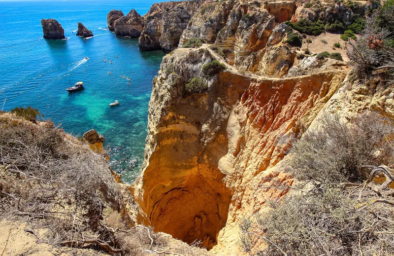 Felsenküste und Ausflugsboote an der Ponta da Piedade bei Lagos