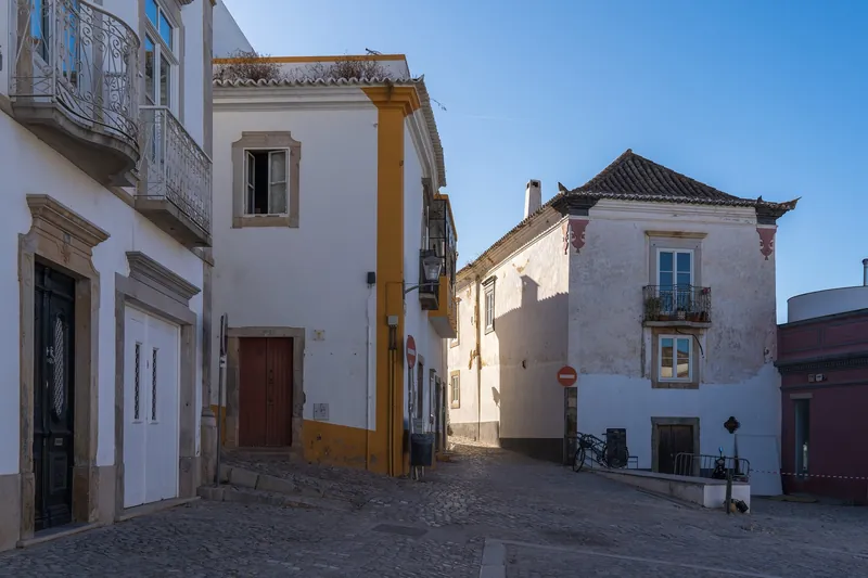 Wohnhäuser mit schmiedeeisernen Balkonen an einer Gasse in der Altstadt von Tavira