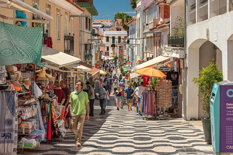 Crowds on the pedestrianised Rua Frederico Arouca in Cascais. Crowding like this is typical of the summer peak season.