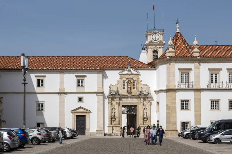 Porta Férrea, das Hauptportal der Paços da Universidade auf dem Campus der Universität Coimbra