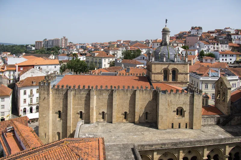 Die romanische Alte Kathedrale Sé Velha in Coimbra, von oben über die Altstadtdächer gesehen
