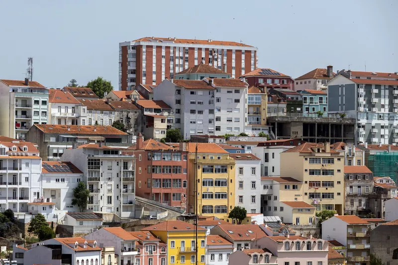 Dicht gestaffelte Wohnhäuser und Apartmentblocks an den Hängen von Coimbra