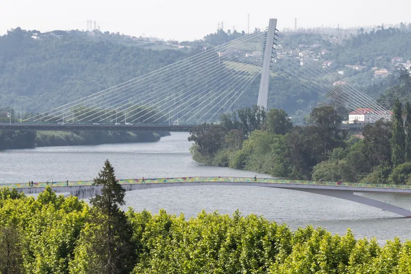 Der Mondego in Coimbra mit der Fußgängerbrücke Ponte Pedro e Inês und der Schrägseilbrücke Ponte Rainha Santa Isabel