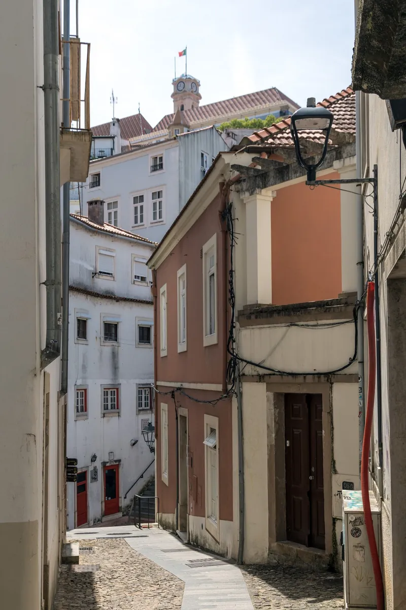 Steile Treppengasse Rua Sobre Ribas in der Coimbraer Oberstadt Alta (die Altstadt ist nur über Treppen und Steilgassen erreichbar)