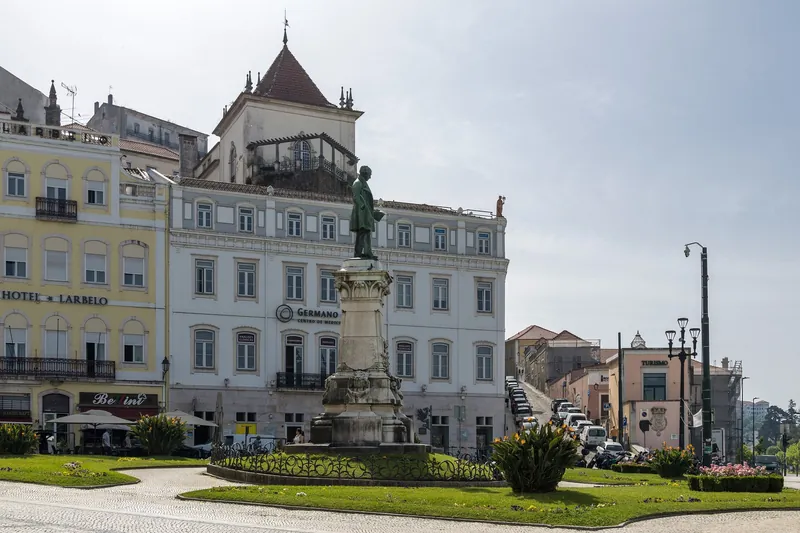 Largo da Portagem am Mondego-Ufer in Coimbra mit Denkmal für Joaquim António de Aguiar