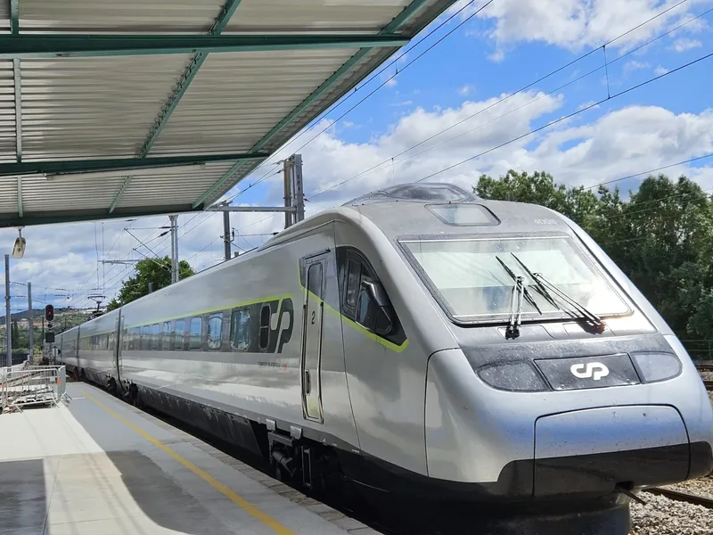 Schnellzug Alfa Pendular der CP am Bahnsteig des Bahnhofs Coimbra-B