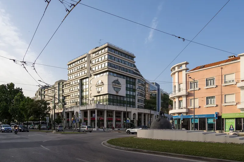 Innenstadtkreuzung in Coimbra mit Oberleitungen und Linienbussen