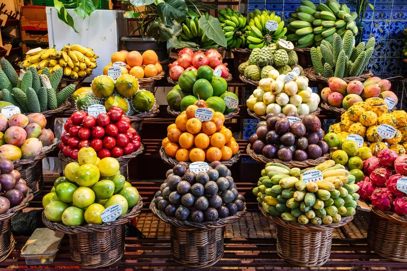 Obststand mit Preisschildern in Euro im Mercado dos Lavradores in Funchal